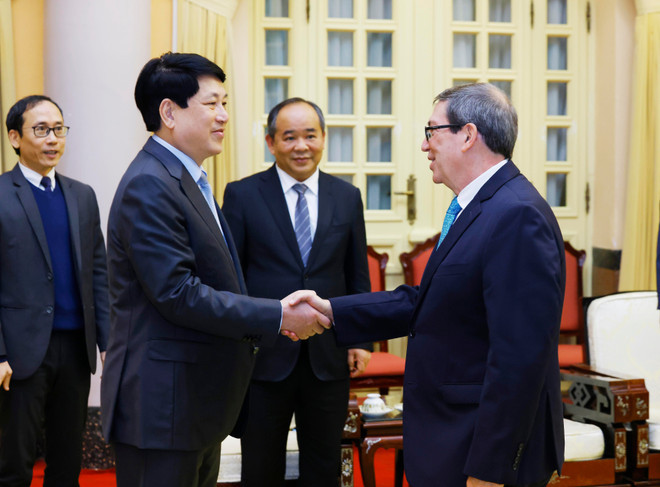 Le président Luong Cuong (gauche) reçoit le ministre cubain des Affaires étrangères Bruno Rodríguez Parrilla. Photo : VNA. Le président Luong Cuong (gauche) reçoit le ministre cubain des Affaires étrangères Bruno Rodríguez Parrilla. Photo : VNA.