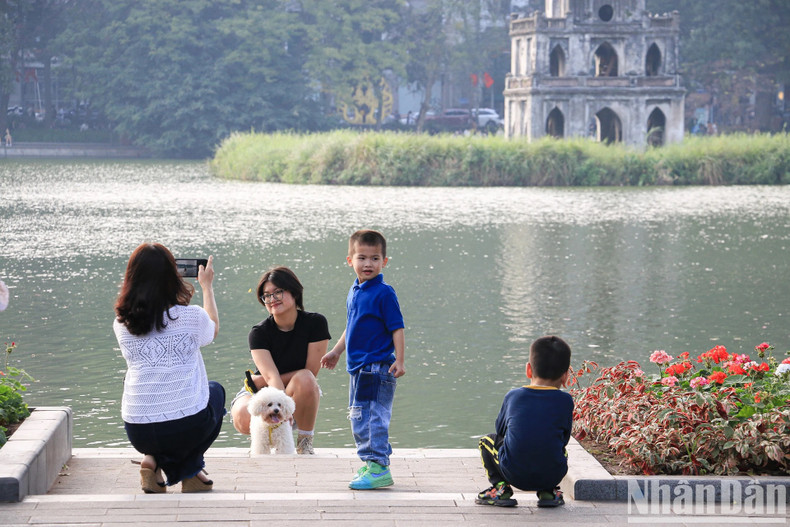 La tour de la Tortue est un point de repère important au centre du lac Hoàn Kiêm. Il s’agit d’un point de « check-in » à ne pas manquer pour ceux qui aiment prendre de jolies photos, surtout les jeunes. La tour de la Tortue est un point de repère important au centre du lac Hoàn Kiêm. Il s’agit d’un point de « check-in » à ne pas manquer pour ceux qui aiment prendre de jolies photos, surtout les jeunes.