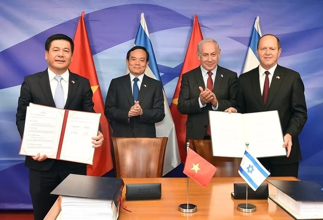 Cérémonie de signature de l'Accord de libre-échange Vietnam - Israël, le 25 juillet 2023, à l'occasion de la visite officielle en Israël du vice-Premier ministre vietnamien Tran Luu Quang, aujourd’hui chef de la Commission économique du Comité central du Parti communiste vietnamien. Photo: VNA Cérémonie de signature de l'Accord de libre-échange Vietnam - Israël, le 25 juillet 2023, à l'occasion de la visite officielle en Israël du vice-Premier ministre vietnamien Tran Luu Quang, aujourd’hui chef de la Commission économique du Comité central du Parti communiste vietnamien. Photo: VNA