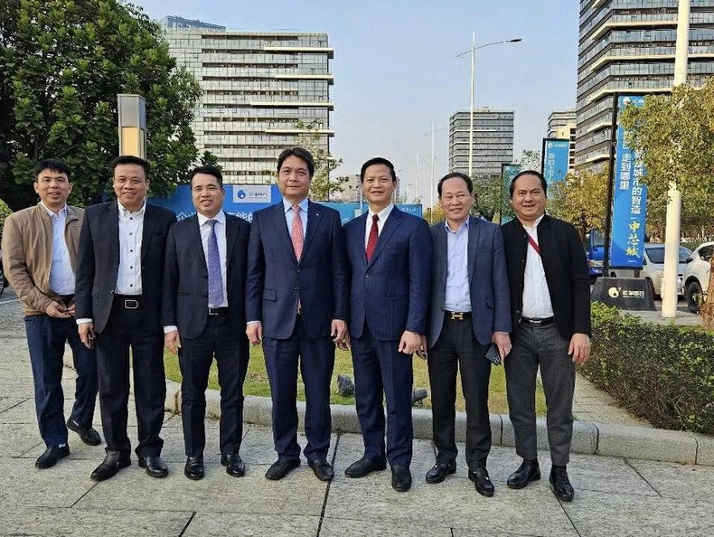 Actuellement, la province de Bac Ninh accorde une grande priorité à la promotion des investissements étrangers dans les projets majeurs appliquant des technologies de pointe ou de nouvelles technologies et respectueux de l’environnement. Elle met également l’accent sur la transformation numérique, en mettant en œuvre de nombreuses solutions et initiatives pour créer des percées stratégiques et mieux servir les habitants et les entreprises. Photo : baoquocte.vn Actuellement, la province de Bac Ninh accorde une grande priorité à la promotion des investissements étrangers dans les projets majeurs appliquant des technologies de pointe ou de nouvelles technologies et respectueux de l’environnement. Elle met également l’accent sur la transformation numérique, en mettant en œuvre de nombreuses solutions et initiatives pour créer des percées stratégiques et mieux servir les habitants et les entreprises. Photo : baoquocte.vn