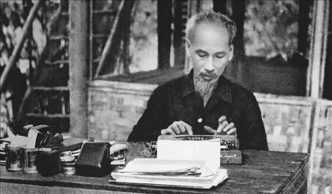 Le Président Hô Chi Minh à Viêt Bac pendant la résistance anti-francaise. Photo d'archives: VNA.