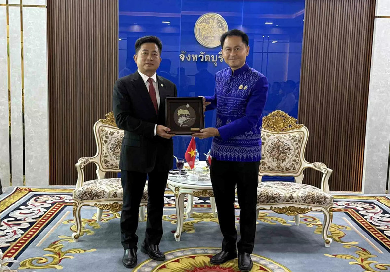 Le consul général vietnamien Dinh Hoang Linh souligne l’importance de la récente mise à niveau des relations Vietnam –Thaïlande vers un partenariat stratégique intégral. Cela a ouvert un nouveau chapitre dans l'histoire des relations bilatérales et a créé de nombreuses opportunités de coopération entre les localités du Vietnam et les provinces du nord-est de la Thaïlande. Photo : Consulat général du Vietnam à Khon Kaen