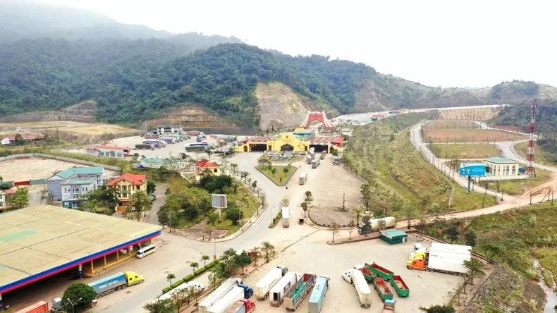 Avec un système de 33 portes frontières et de 9 zones économiques frontalières, le Vietnam et le Laos disposent d’un grand potentiel pour promouvoir leur coopération dans le commerce, notamment dans le commerce frontalier. Photo : bienphong.vn. Avec un système de 33 portes frontières et de 9 zones économiques frontalières, le Vietnam et le Laos disposent d’un grand potentiel pour promouvoir leur coopération dans le commerce, notamment dans le commerce frontalier. Photo : bienphong.vn.