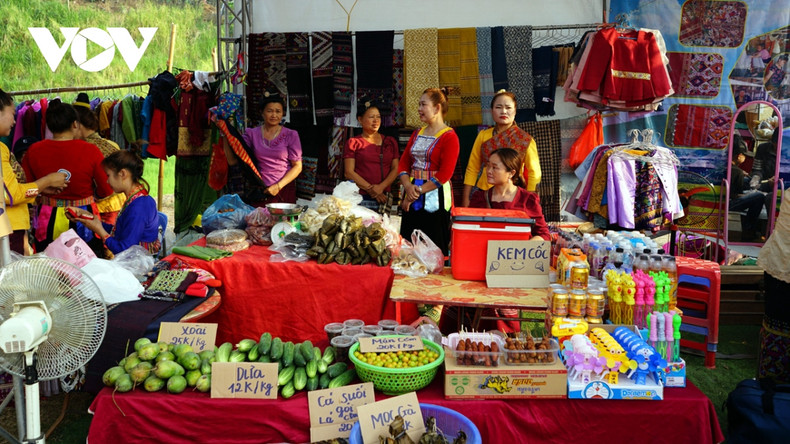 À cette occasion sont exposés des produits culturels, touristiques et artisanaux, des plats ethniques et des produits OCOP, ainsi que de nombreux objets associés à la vie culturelle et aux activités communautaires de l’ethnie lao dans la commune de Nua Ngam. Photo: VOV.