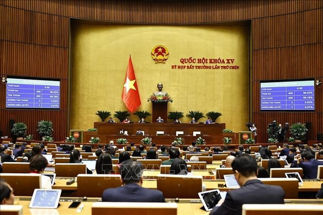 La 15e Assemblée nationale adopte une résolution sur la politique d’investissement du projet ferroviaire Lào Cai-Hanoi-Hai Phong lors de sa 9e session extraordinaire à Hanoi le 19 février. Photo : VNA.