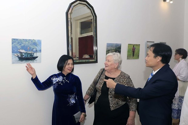 L'ambassadrice du Vietnam en Hongrie, Nguyên Thi Bich Thao (à gauche), présente des photos aux invités. Photo : baoquocte.vn L'ambassadrice du Vietnam en Hongrie, Nguyên Thi Bich Thao (à gauche), présente des photos aux invités. Photo : baoquocte.vn