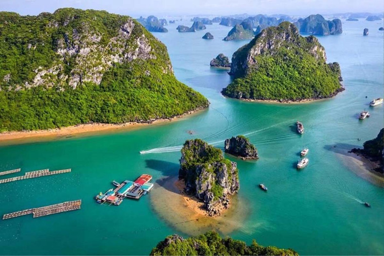 Ici, les visiteurs peuvent déguster des plats de produits aquatiques préparés sur place et très frais ainsi que faire du kayak pour explorer les magnifiques paysages autour du village. Photo : Saostar.