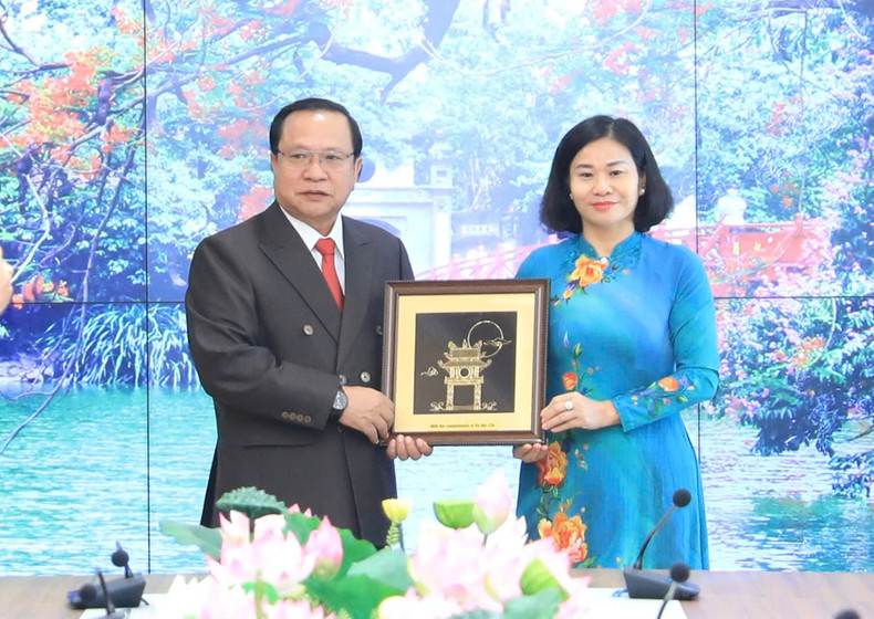 Nguyen Thi Tuyen, membre du Comité central du Parti communiste du Vietnam et secrétaire adjointe permanente du Comité municipal du Parti de Hanoï (à droite), et le procureur du Parquet populaire de la ville de Vientiane, Khamsouk Sengmixay, le 3 octobre à Hanoï. Photo : hanoimoi.vn. Nguyen Thi Tuyen, membre du Comité central du Parti communiste du Vietnam et secrétaire adjointe permanente du Comité municipal du Parti de Hanoï (à droite), et le procureur du Parquet populaire de la ville de Vientiane, Khamsouk Sengmixay, le 3 octobre à Hanoï. Photo : hanoimoi.vn.