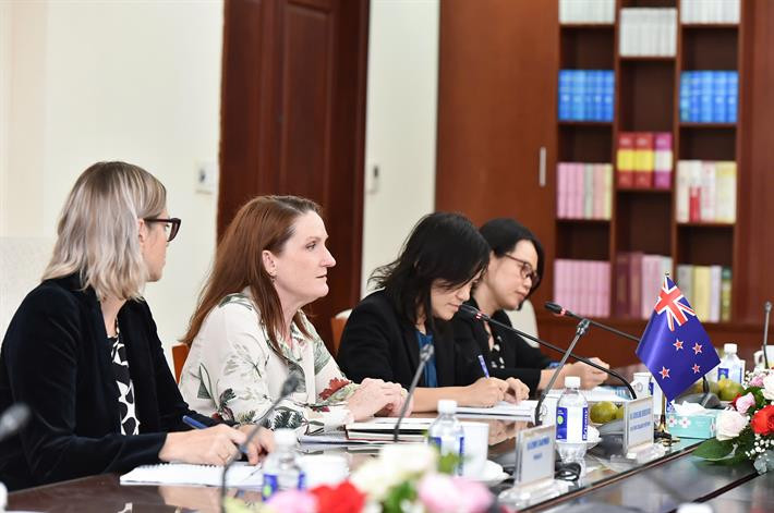 Comme l’éducation constitue un domaine clé de la coopération entre les deux pays, l’ambassadrice de Nouvelle-Zélande au Vietnam, Caroline Beresford, a émis le souhait de travailler en étroite collaboration avec le ministère vietnamien de l’Éducation et de la Formation pour trouver de nouvelles orientations et des priorités visant à porter ce partenariat à une nouvelle hauteur. Photo : moet.gov.vn. Comme l’éducation constitue un domaine clé de la coopération entre les deux pays, l’ambassadrice de Nouvelle-Zélande au Vietnam, Caroline Beresford, a émis le souhait de travailler en étroite collaboration avec le ministère vietnamien de l’Éducation et de la Formation pour trouver de nouvelles orientations et des priorités visant à porter ce partenariat à une nouvelle hauteur. Photo : moet.gov.vn.