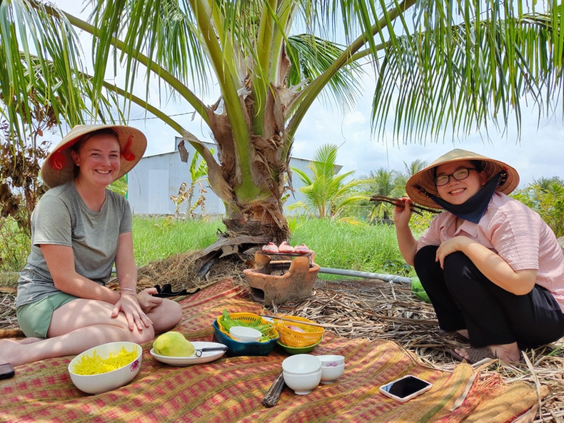 Les touristes étrangers aiment participer aux activités de l'expérience "Une journée comme un habitant local" à Ca Mau. Photo : Vietnamnet. Les touristes étrangers aiment participer aux activités de l'expérience "Une journée comme un habitant local" à Ca Mau. Photo : Vietnamnet.