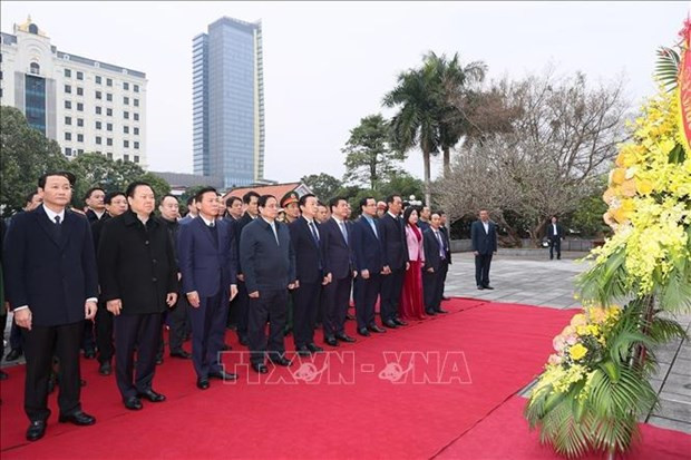 Le PM Pham Minh Chinh et une délégation l’accompagnant dans l&apos;espace culturel mémorial du Président Hô Chi Minh. Photo : VNA.