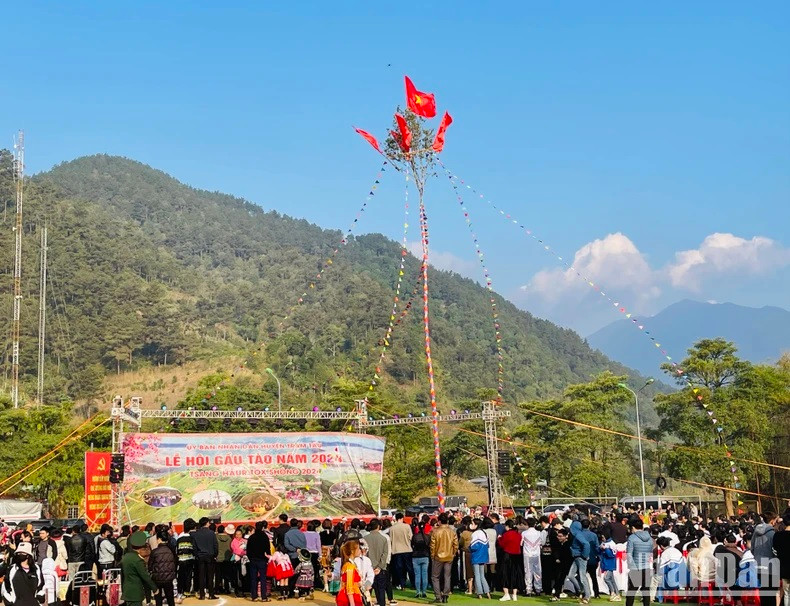 La fête attire la participation d'un grand nombre d’habitants et de touristes. Photo : NDEL.