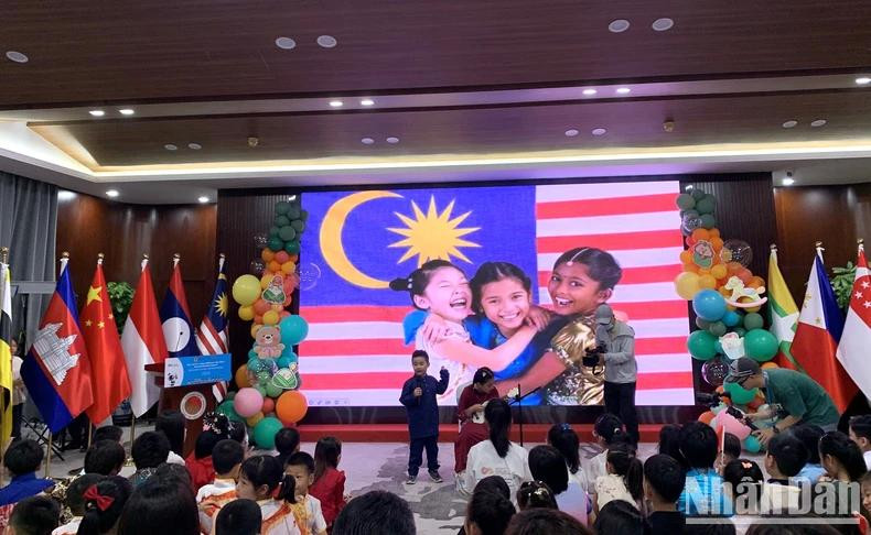 Le programme a permis aux enfants participants de découvrir les particularités culturelles des pays de l’ASEAN et de la Chine, ainsi que de se créer de beaux souvenirs d’enfance. Photo: Huu Hung/NDEL. Le programme a permis aux enfants participants de découvrir les particularités culturelles des pays de l’ASEAN et de la Chine, ainsi que de se créer de beaux souvenirs d’enfance. Photo: Huu Hung/NDEL.