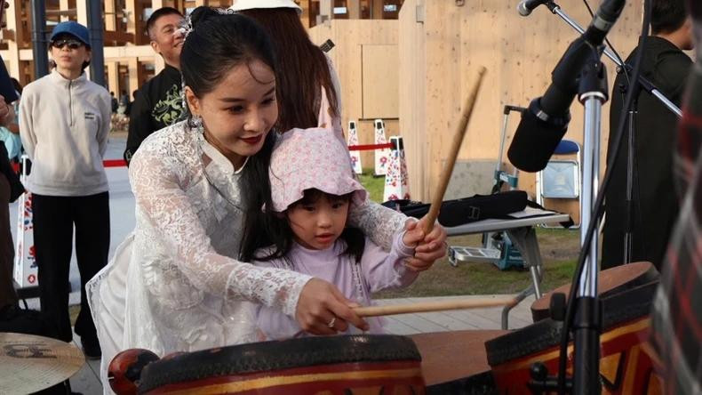À travers des performances artistiques et des échanges culturels, le Vietnam souhaite renforcer l'amitié et la compréhension mutuelle avec les peuples des autres pays du monde. Photo : ministère vietnamien de la Culture, des Sports et du Tourisme À travers des performances artistiques et des échanges culturels, le Vietnam souhaite renforcer l'amitié et la compréhension mutuelle avec les peuples des autres pays du monde. Photo : ministère vietnamien de la Culture, des Sports et du Tourisme