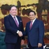 Le Premier ministre Pham Minh Chinh (droite) et l'ambassadeur des États-Unis au Vietnam, Marc Knapper. Photo : VNA.