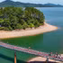 Le pont menant à l'île où se trouve le temple dédié à l'ancien secrétaire général du Parti communiste du Vietnam, Le Duan. Photo : VNA.