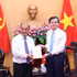Doan Minh Huan (droite), directeur de l’Académie nationale de politique Hô Chi Minh, offre des livres à Leeber Leebouapao, président de l’Institut national des sciences économiques et sociales du Laos . Photo : VNA.