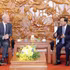 Le chef de la Commission centrale de la sensibilisation, de l’éducation et de la mobilisation des masses du Parti, Trinh Van Quyet (à droite), et l’ambassadeur du Canada au Vietnam, Jim Nickel. Photo : VNA.