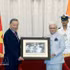 Le gouverneur de l’État du Maharashtra offre au dirigeant vietnamien To Lam une photographie du Président Hô Chi Minh lors d’une réception donnée par le gouverneur de Bombay (aujourd’hui Mumbai), à l’occasion de sa visite dans cette ville en février 1958. Photo : VNA.