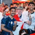 L’engouement suscité par la Coupe du monde a ainsi attiré des foules de plusieurs dizaines, voire de plusieurs centaines de personnes, massées devant les établissements pour assister à la retransmission. Photo : Vnexpress.