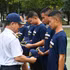 Le lieutenant-colonel Phan Anh Tuan, vice-commandant de la Brigade 125, remet des présents commémoratifs de la Marine populaire vietnamienne aux représentants du HTMS Prachuap Khiri Khan de la Marine royale thaïlandaise.