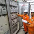 Vérification du système de coupure et de commutation électrique avant les opérations de maintenance à la sous-station électrique de 110 kV de la zone industrielle WHA, dans la commune de Trung Loc. Photo : VNA.