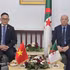 L'ambassadeur du Vietnam en Algérie, Tran Quoc Khanh (à gauche) et Abdelkrim Benmbarek, secrétaire général du FLN, parti au pouvoir en Algérie. Photo : VNA.