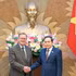 Le président de l’AN Tran Thanh Man (à droite), et le vice-président du Bundestag allemand, Bodo Ramelow.