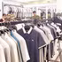Les autorités procèdent à l’inspection d’une boutique de mode vendant des produits contrefaits de grandes marques internationales dans le quartier de Tay Tuu, à Hanoï. Photo : NDEL.