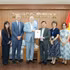 Nguyen Ngoc Hung remet à l’IESC le certificat d’enregistrement pour la création de son bureau de représentation au Vietnam. Photo : baothoidai.