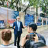 L'ambassadeur de France au Vietnam, Olivier Brochet, présente aux journalistes l'exposition photographique installée sur les murs de l'ambassade. Photo : CVN.