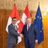 L'ambassadeur du Vietnam en Autriche, Vu Le Thai Hoang (à gauche), et le maire de Vienne, Michael Ludwig.