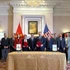 La cérémonie de signature d'un protocole d'accord entre des représentants vietnamiens et américains. Photo : VNA.