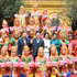 Le secrétaire général et président To Lam et son épouse Ngo Phương Ly, ainsi que le président sud-coréen Lee Jae Myung et son épouse Kim Hye Kyung, posent aux côtés des artistes du programme.