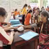 Des médecins examinent des patients. Photo : VNA.