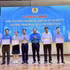 Le titulaire d’un master Nguyen Duc Tai (à l’extrême gauche) reçoit le certificat du Travail créatif 2025, décerné par la Confédération générale du travail du Vietnam, en récompense de son innovation intitulée « Robot caméra à trois axes de translation ». Photo : VNA.