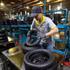 La production de pneus de moto a lieu dans l'usine de CAMEL Vietnam Rubber Co., Ltd., une entreprise détenue à 100 % par des capitaux thaïlandais et située dans la zone économique de la porte frontalière internationale de Lao Bao, dans la province de Quang Tri. (Photo : VNA)