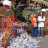 De jeunes participants au programme « Échanger des bouteilles en plastique contre des cadeaux » lors de la Fête de l’environnement « Vivre vert - Accompagner l’économie verte » dans la province de Đồng Tháp. Photo : VNA.