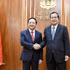 Trinh Van Quyet (gauche), membre du Bureau politique, secrétaire du Comité central du Parti communiste du Vietnam (PCV) et chef de la Commission centrale de la sensibilisation, de l’éducation et de la mobilisation des masses du PCV, et le président du Sénat et président du Parti du peuple cambodgien (PPC), Hun Sen. Photo: VNA