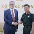Le vice-ministre de la Défense, Nguyen Truong Thang (droite), et l'ambassadeur de France au Vietnam, Olivier Brochet. Photo : qdnd.vn