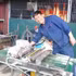 Pham Van Hat pose aux côtés de son célèbre produit, le "robot semeur". Photo : sggp.org.vn