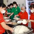 Des membres de l'Association des bénévoles pour les repas (quartier de Thien Truong) et des élèves du lycée Nguyen Khuyen (quartier de Nam Dinh) préparent des repas gratuits destinés aux patients. Photo : VNA.