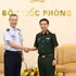 Le général Phan Van Giang (à droite) reçoit le chef d’état-major interarmées des Forces d’autodéfense du Japon, Uchikura Hiroaki. Photo : VGP.