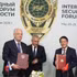 Le ministre vietnamien de la Sécurité publique, Luong Tam Quang (1er plan, à droite), et le directeur du Service fédéral russe pour la coopération militaro-technique, Dmitry Shugaev, signent un accord établissant un groupe de travail conjoint entre l’agence russe et le ministère vietnamien de la Sécurité publique. Photo : VNA.
