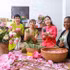 Des visiteurs découvrent l'art de parfumer le thé au lotus de Quảng An. Photo : VNA.