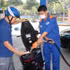 Un motocycliste fait le plein de l’essence E10 à la station-service Petrolimex Hung Yên n°25 (quartier de Trân Lam, province de Hung Yên). Photo : VNA.