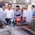 Le ministre de l'Éducation et de la Formation, Hoang Minh Son, et une délégation visitent un espace d'innovation interdisciplinaire conçu par l'Université des sciences et technologies de Hanoï. Photo : VNA.