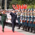 Le général Nguyen Tan Cuong (droite), chef d'état-major de l'Armée populaire vietnamienne et vice-ministre de la Défense et le général Uchikura Hiroaki, chef d'état-major des Forces d'autodéfense japonaises, passent en revue la garde d'honneur de l'Armée populaire vietnamienne. Photo : VNA.