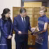 À l’aéroport international de Changi, la ministre singapourienne du Développement numérique et de l’Information, Josephine Teo, remet au secrétaire général du PCV et président vietnamien, To Lam, ainsi qu’à son épouse, un album photo retraçant les temps forts de leur séjour à Singapour. Photo : VNA.