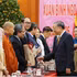 Le secrétaire général du Parti, To Lam, offre des présents aux Vietnamiens d’outre-mer participant au programme « Printemps du pays natal », organisé du 6 au 9 février 2026. (Photo : Thanh Long).